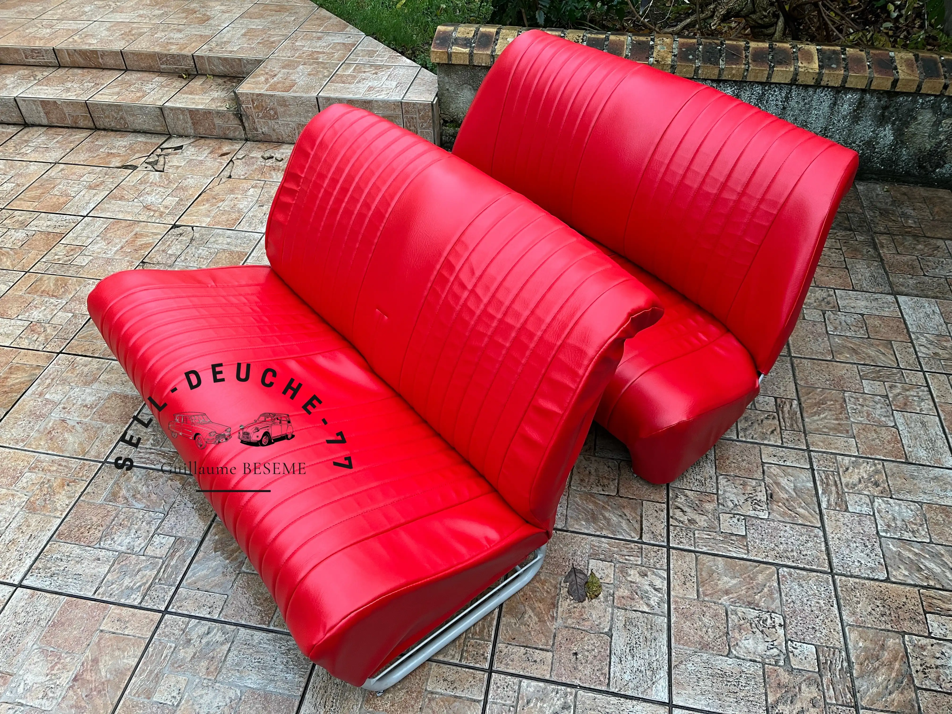 Sellerie en Skaï lisse rouge, modèle AMI6 berline, année 1962