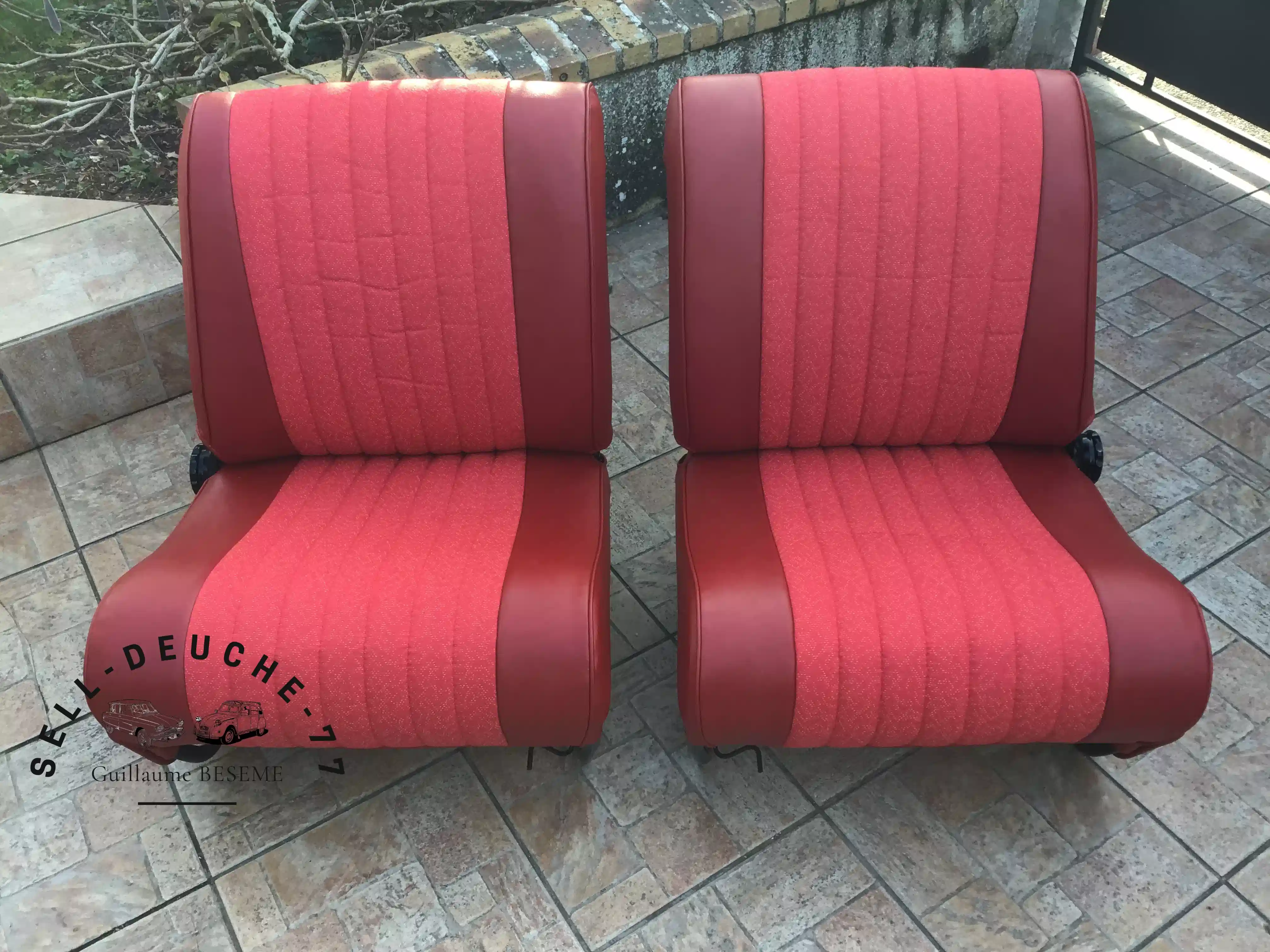 Sellerie en Skaï / tissu rouge diamanté, modèle AMI8 berline / break CLUB, année 1969/1973