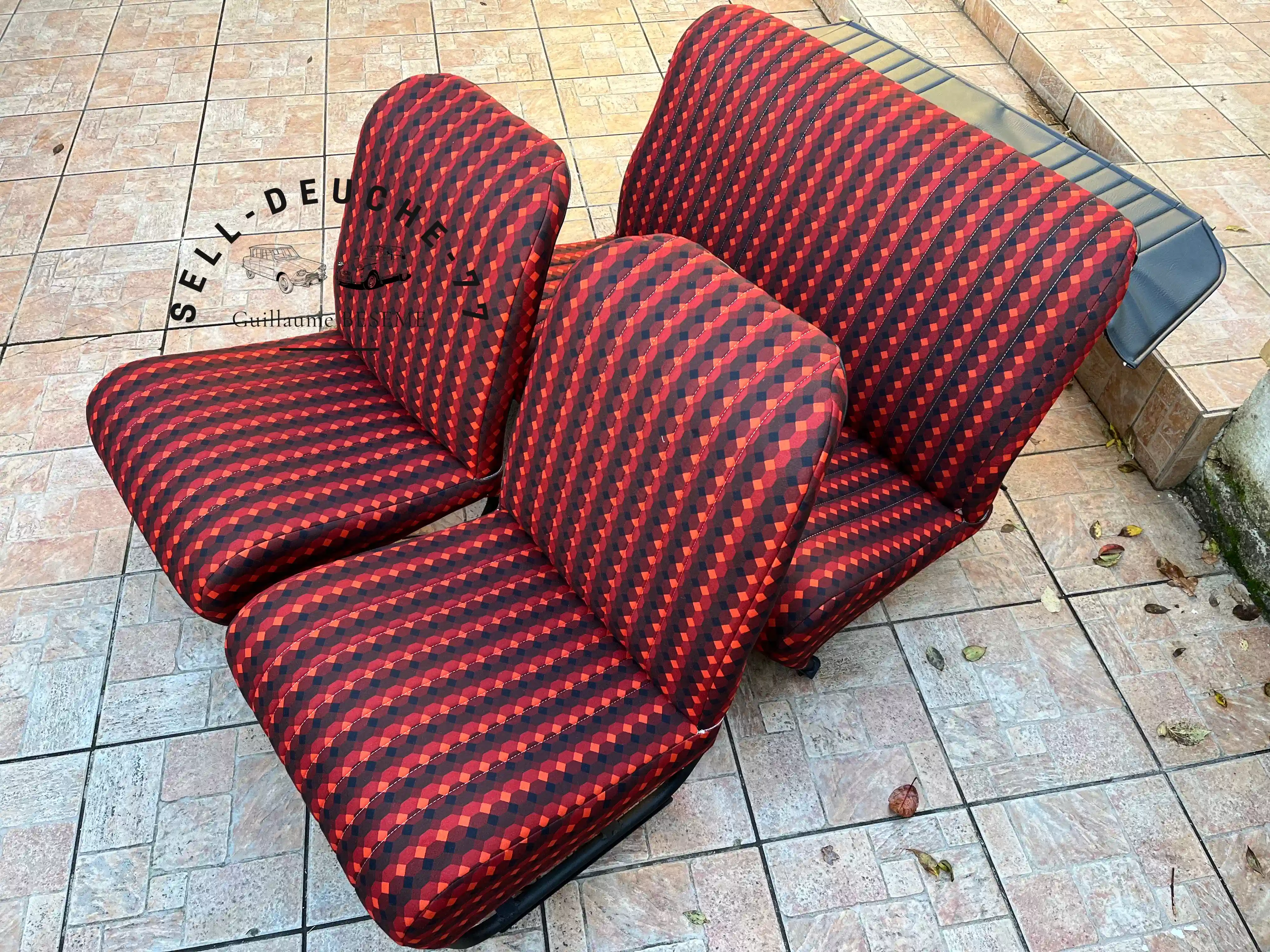 Sellerie en Tissu rouge à damier / losange, modèle 2CV4/6, année 1978